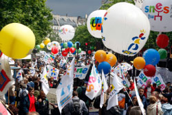 معلّمون فرنسيون يتظاهرون ضدّ إصلاحات حكومة ساركوزي في باريس أمس (ش. بلاتيو ـ رويترز)