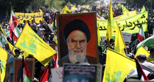 صورة الخميني وأعلام حزب الله في تظاهرات إيرانيّة في ذكرة النكبة (حسن سربخشيان ـــ أ ب)