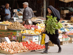إيرانيّة تتبضّع في أحد أسواق الخضر في إسلام شهر (راهب هومافندي ـــ رويترز)