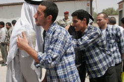 عراقيّون يرحّبون بأقاربهم بعد الإفراج عنهم من سجون المحموديّة أمس (لؤي حميد ـــ أ ب)
