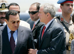 بوش ومبارك في شرم الشيخ في 17 من الشهر الجاري (لاري داونينغ ـــ رويترز)
