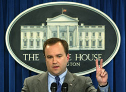 ماكليلان في أحد مؤتمراته الصحافيّة في البيت الأبيض في صورة تعود إلى عام 2004 (شارلز دهاراباك ــ أ ب)