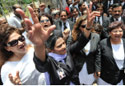 محامون باكستانيّون يتظاهرون للمطالبة باستقالة مشرّف في كراتشي أمس (آصف حسن ــ أ ف ب)