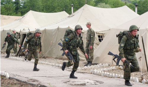 جنود من الفرقة الروسيّة العاملة في إقليم أبخازيا الجورجي في أيّار الماضي (أ ب)