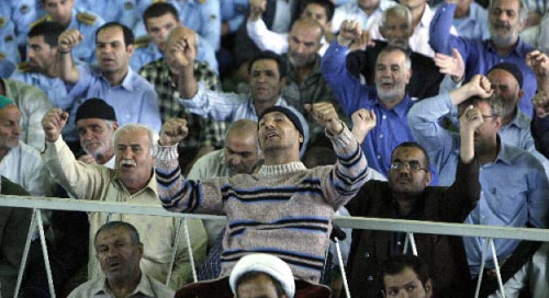 مناصرون لرفسنجاني يهتفون له خلال خطبة الجمعة في طهران (عطا كناريه ـ أ ف ب)