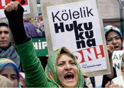 محجّبات يتظاهرن ضدّ قرار المحكمة في اسطنبول أمس (ابراهيم أسطا ـــ أ ب)
