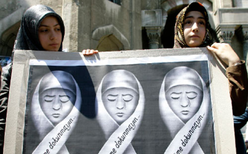 تركيتان تحتجان على منع الحجاب في الجامعات، في اسطنبول أمس (ابراهيم اسطة- أ ب)