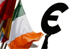 العلم الإيرلندي وشعار اليورو أمام مقرّ البرلمان الأوروبي في بروكسل أمس (فرنسوا لونوار ـــ رويترز)