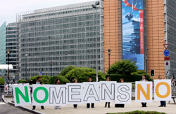 لافتة ترفض معاهدة لشبونة أمام مقر القمة الأوروبية: «لا يعني لا» (أ ب)