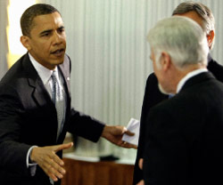 أوباما يصافح نقابياً أميركياً في واشنطن أمس (ألكس براندن ـــ أ ب)
