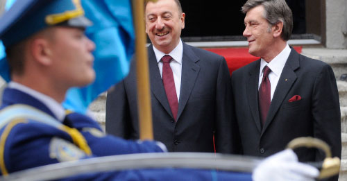 الرئيس الأذري إلهام علييف (إلى اليسار) يستقبله نظيره الأوكراني فيكتور يوشينكو في كييف في أيار الماضي (أ ب)