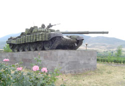 دبّابة أرمنيّة مثبّتة في أحد مواقع القتال في إقليم ناغورنو ـــ كاراباخ