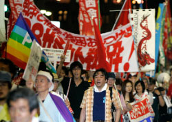 يابانيّون يتظاهرون ضدّ قمّة «مجموعة الثماني» المقبلة (سيزوو كمباياتشي ـــ أ ب)
