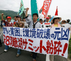 متظاهرون ضدّ «مجموعة الثماني» في هوكايدو أمس (لي جاي وون ــ رويترز)