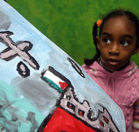 طفلة من مركز نسمة ترسم غزة (مروان طحطح)