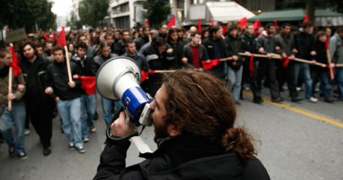 شبّان يتظاهرون في أثينا ودول أخرى للتعبير عن آرائهم السياسية