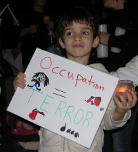 في التظاهرات يعلن الأطفال رفضهم للعدوان على غزة