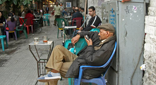 الكاتب مكاوي سعيد في مقهى «زهرة البستان»... (الصور لرندا شعث)
