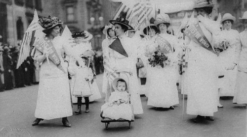 عام 1912 خرجت نسوة للمطالبة بحق المرأة بالمساواة مع الرجل، هذه الصورة أُخذت خلال إحدى التظاهرات التي نُظِّمت في مدينة نيويورك