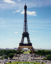 برج إيفل  من أبرز معالم العاصمة الفرنسية