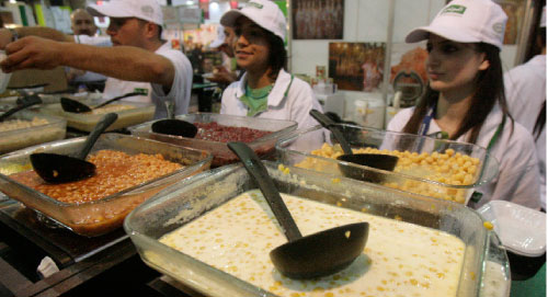 أبدع الطهاة في صناعة المأكولات أمام أعين زوّار «هوريكا» الذين تذوقوا أطعمةً من مختلف أنحاء العالم (تصوير هيثم الموسوي)