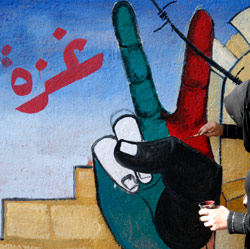 فلسطينية ترسم لوحة جدارية احياء لذكرى الحرب على غزة (حاتم موسى ــ أ ب)
