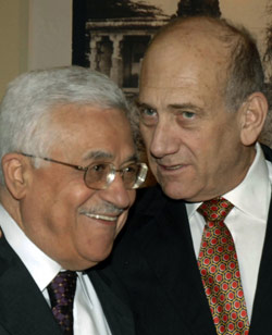 من لقاءات الود بين عباس وأولمرت في 2008 (موشيه ميلنر ــ أ ب)
