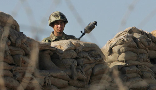 جندي مصري يراقب التظاهرات عند معبر رفح (أياد بابا ــ أ ب)