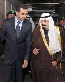 الملك السعودي مستقبلا الرئيس السوري في الرياض أمس (أ ب)