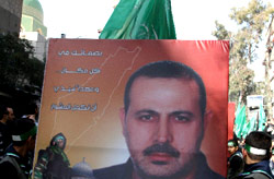 مناصران لـ«حماس» يحملان صورة للمبحوح في مخيم اليرموك يوم الجمعة الماضي (خالد الحريري - رويترز)