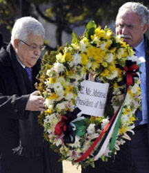 عباس يضع اكليلاً على النصب التذكاري لضحايا هيروشيما (كازوهيرو نوجي ــ أ ف ب)