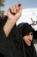 عراقيّة تشارك في تظاهرة ضد البعثيين (علي أبو شيش ـــ رويترز)