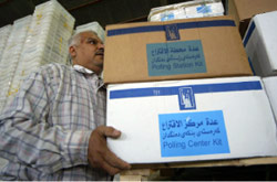 موظف عراقي يحضّر صناديق الاقتراع في أربيل أمس (سافين محمد ـــ أ ف ب)
