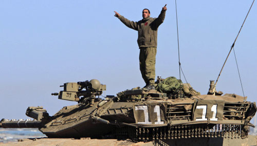 جندي إسرائيلي يقف على دبابة قرب الحدود بين اسرائيل وقطاع غزة (تسافرير ابايوف ــ ا ف ب)