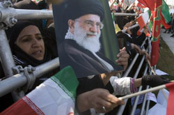 إيرانية تحمل صورة خامنئي خلال احتفالات الثورة (كارين فيروز ــ رويترز)
