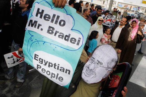 مصريّون في استقبال البرادعي في مطار القاهرة أمس (عمرو نبيل ـــ أ ب)