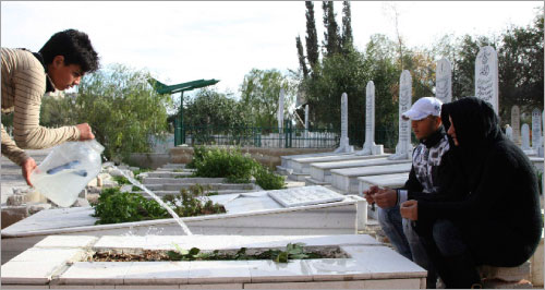 زوار على قبر المبحوح في سوريا (خالد الحريري ــ رويترز)