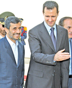 الأسد مستقبلا نجاد لدى وصوله إلى قصر الشعب أمس (لؤي بشارة - أ ف ب)