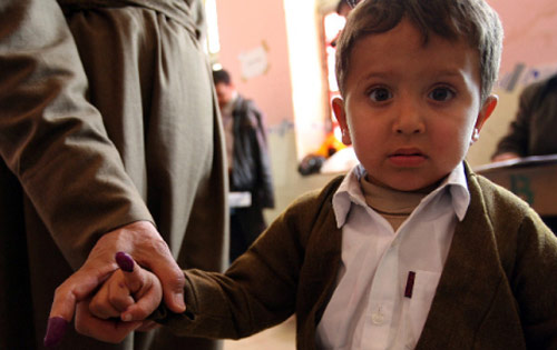 طفل عراقي كردي نال شرف التصويت الرمزي في السليمانية أمس (علي السعدي ـــ أ ف ب)