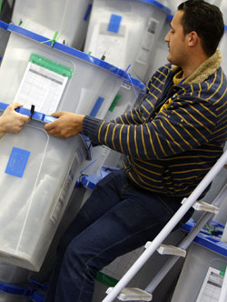 جمْع صناديق الاقتراع في مقر المفوضية المستقلة للانتخابات في بغداد أمس (أحمد الربيعي ـــ أ ف ب)