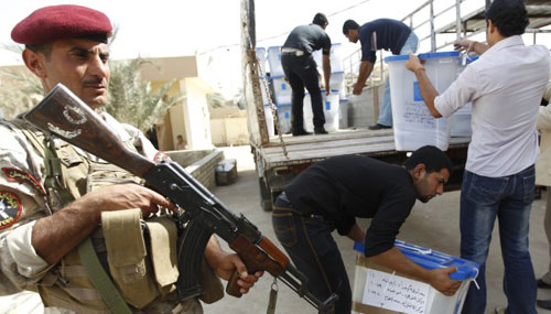 أعمال الفرز مستمرة وسط حماية مشددة (ثائر السوداني ــ رويترز)
