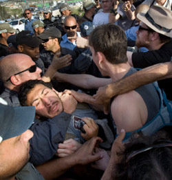 عناصر من الشرطة الإسرائيلية يعتقلون فلسطينيّاً في القدس المحتلة أمس (برنات أرمانغ - أب)