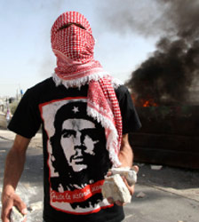 فلسطيني يشارك في المواجهات في القدس المحتلة أمس (عمار عواد - رويترز)