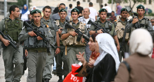 دوريّة إسرائيليّة عند مدخل القدس الشرقية أمس (أحمد غربلي ـــ أ ف ب)