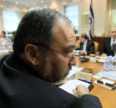 ليبرمان ونتنياهو خلال افتتاح جلسة الحكومة في القدس المحتلة أمس (جيم هولاندر ـــ أ ف ب)