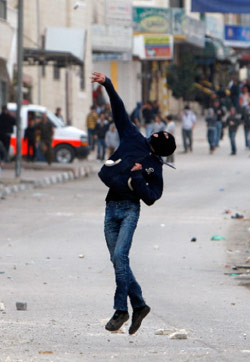 فلسطيني يشارك في مواجهات القدس يوم الجمعة الماضي (محمد تركمان ــ رويترز)