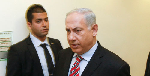 نتنياهو لدى وصوله للمشاركة في الاجتماع الأسبوعي للحكومة الإسرائيلية في القدس المحتلة أمس (رونين زفولون ــ رويترز) 