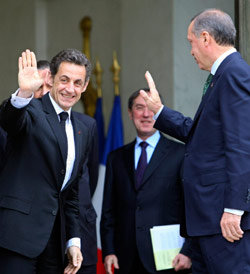 أردوغان و ساركوزي خلال لقائهما في باريس أمس (جاك برينون ـ أ ب)