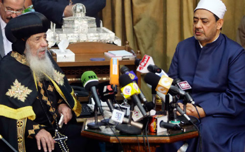شيخ الأزهر الجديد والبابا شنودة خلال لقائهما الشهر الماضي في القاهرة (عمر عبد الله دلش - رويترز)