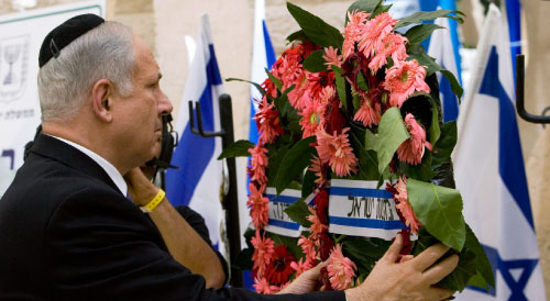 نتنياهو يضع إكليلاً من الزهور في «ذكرى المحرقة» في القدس المحتلة أمس (برنار أرمانغ ــ رويترز)